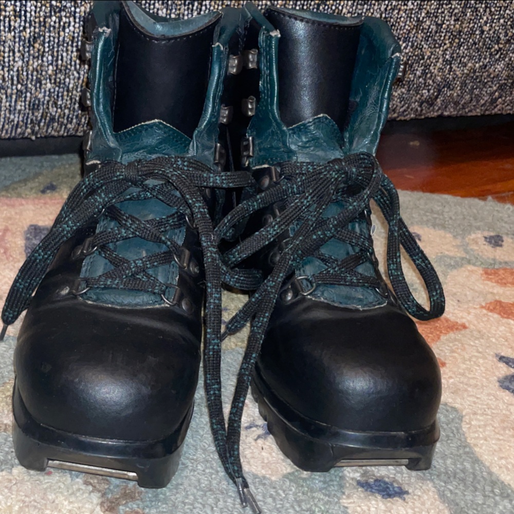Cross country ski boots